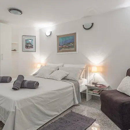 Apartment Lodra *